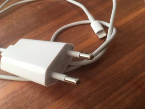 iPhone Lightning Ladekabel um Handyakku zu Laden